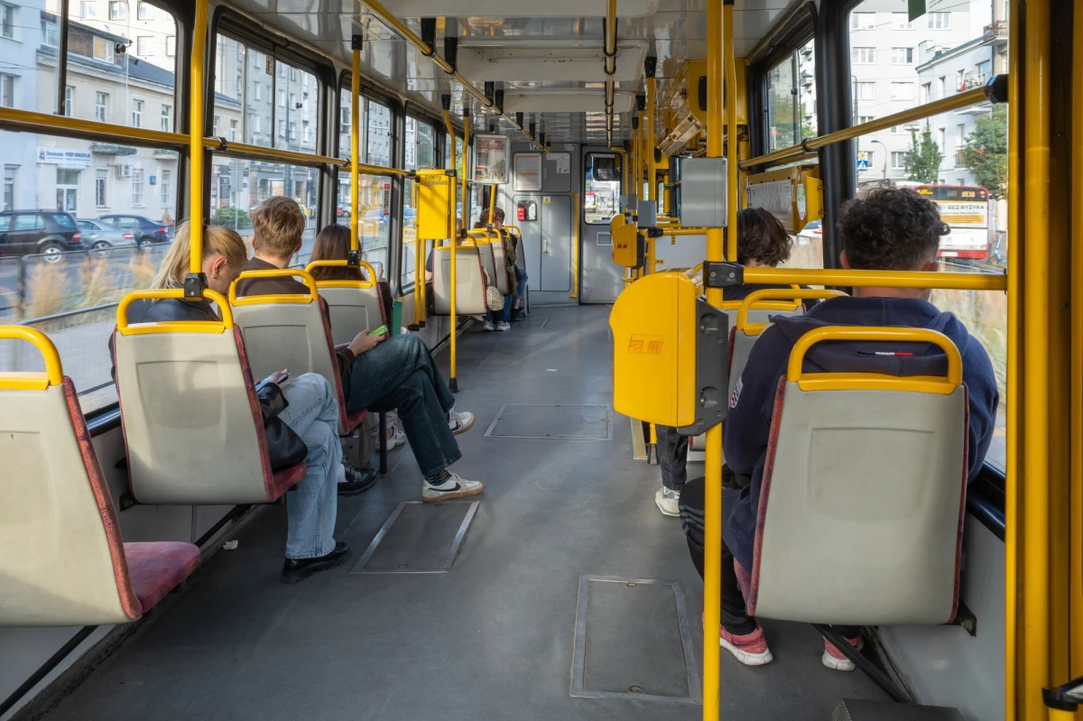 Dzień bez Samochodu 2025 przypada w poniedziałek. Oznacza to, że w wielu polskich miastach przejazd komunikacją miejską jest bezpłatny. Na specjalne oferty mogą liczyć także użytkownicy rowerów publicznych i ci podróżujący koleją. Gdzie dokładnie komunikacja miejska jest darmowa? Listę miast i ciekawych ofert można znaleźć poniżej.