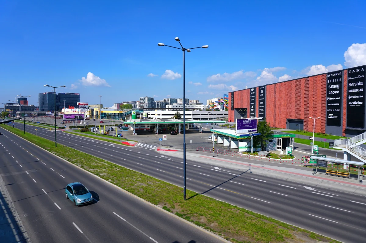 Centrum handlowe Krokus w Krakowie zostało sprzedane deweloperowi. Według nieoficjalnych informacji, nowy właściciel planuje wybudować w tym miejscu mieszkania. Pomysł ten budzi kontrowersje wśród miejskich radnych.