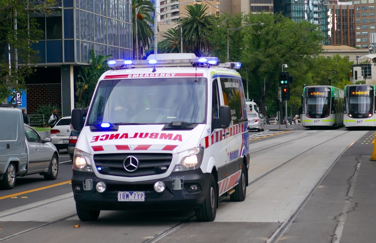 Ogromne wzburzenie opinii publicznej w Australii. W kraju doszło do awarii numeru alarmowego. Setki osób przez 13 godzin nie mogły skontaktować się ze służbami ratunkowymi. Firma Optus czekała aż 40 godzin, żeby poinformować o incydencie. ​​W związku z awarią doszło najprawdopodobniej do co najmniej trzech zgonów.