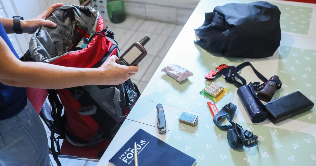 Co spakować do plecaka ewakuacyjnego? Nie tylko radio i latarkę