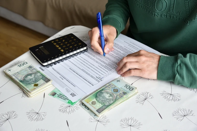 Prosty wniosek do ZUS i emeryt zyskuje kilkaset złotych. Kiedy to możliwe?