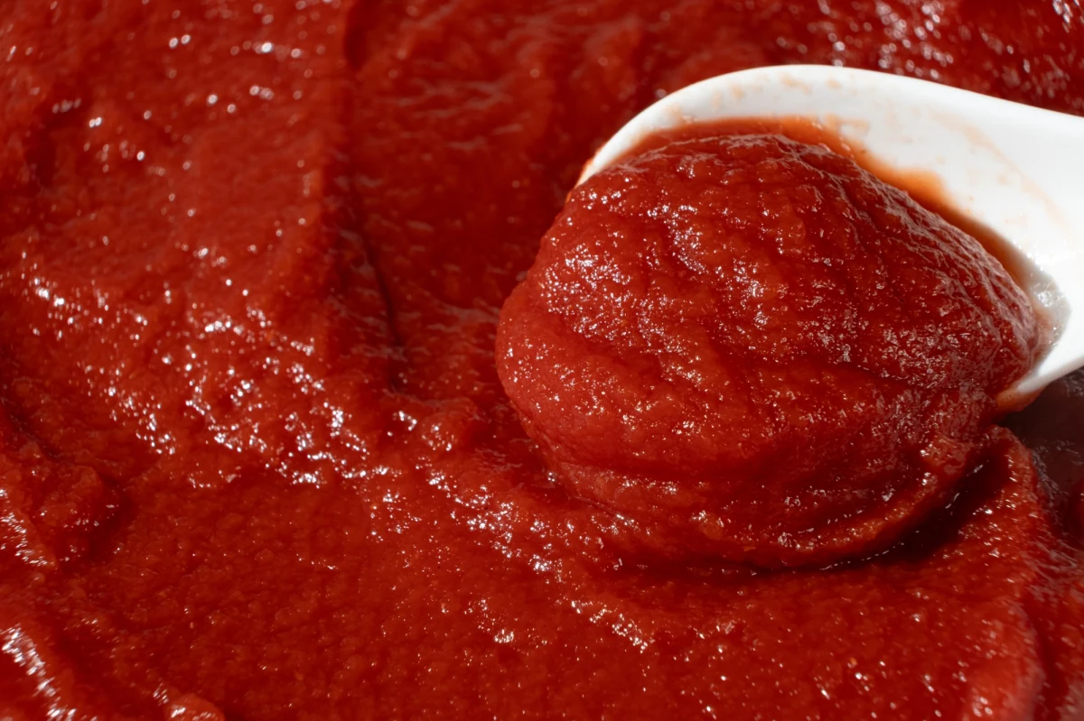 Ponad 58 ton koncentratu pomidorowego z Ukrainy zostało zatrzymane na granicy. To decyzja Inspektoratu Jakości Handlowej Artykułów Rolno-Spożywczych (IJHARS) w Poznaniu. W ostatnich dniach zablokowano także wprowadzenie do obrotu dużych partii chińskiego czosnku i ananasów w puszce. 
