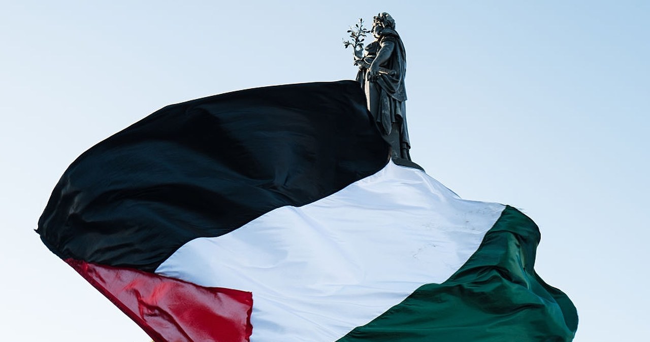 Merostwa pod presją. Spór o flagi palestyńskie dzieli Francję