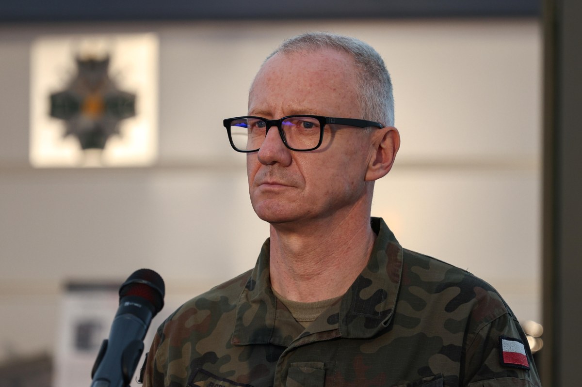 Co, jeżeli duże drony nadlecą nad Okęcie? Polski dowódca wyjaśnia