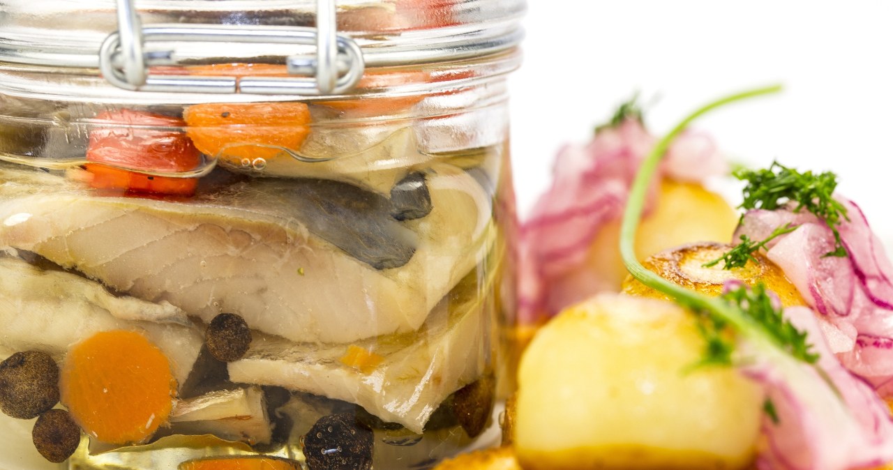 Co zrobić z zalewą po śledziach? Nie zawsze trzeba wylewać