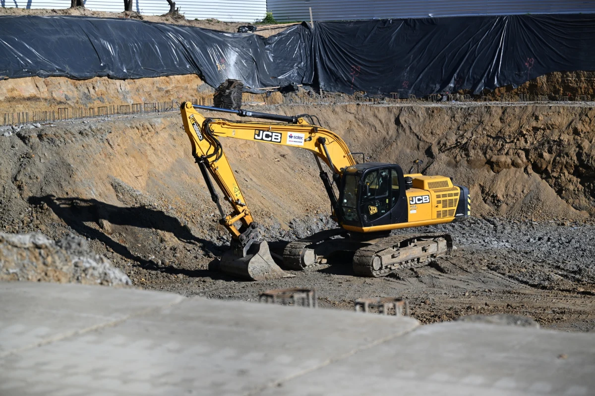 Deweloper Sebastian O., który oszukał 42 rodziny i 11 podwykonawców, został skazany w poniedziałek przez Sąd Okręgowy w Kaliszu (woj. wielkopolskie) na trzy lata i sześć miesięcy więzienia. Oskarżony, zdaniem sądu, podejmując działania niezgodne z prawem, chciał ratować swoją firmę kosztem pokrzywdzonych. Wyrok jest nieprawomocny.