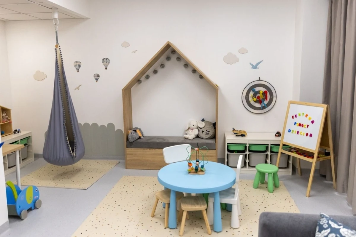 W Krakowie oficjalnie otwarto Centrum Pomocy Dzieciom, czyli bezpieczną przestrzeń dla najmłodszych, którzy doświadczyli przemocy - fizycznej, psychicznej czy seksualnej. To już 12. taka placówka w Polsce, ale po raz pierwszy współtworzona przez samorząd. 