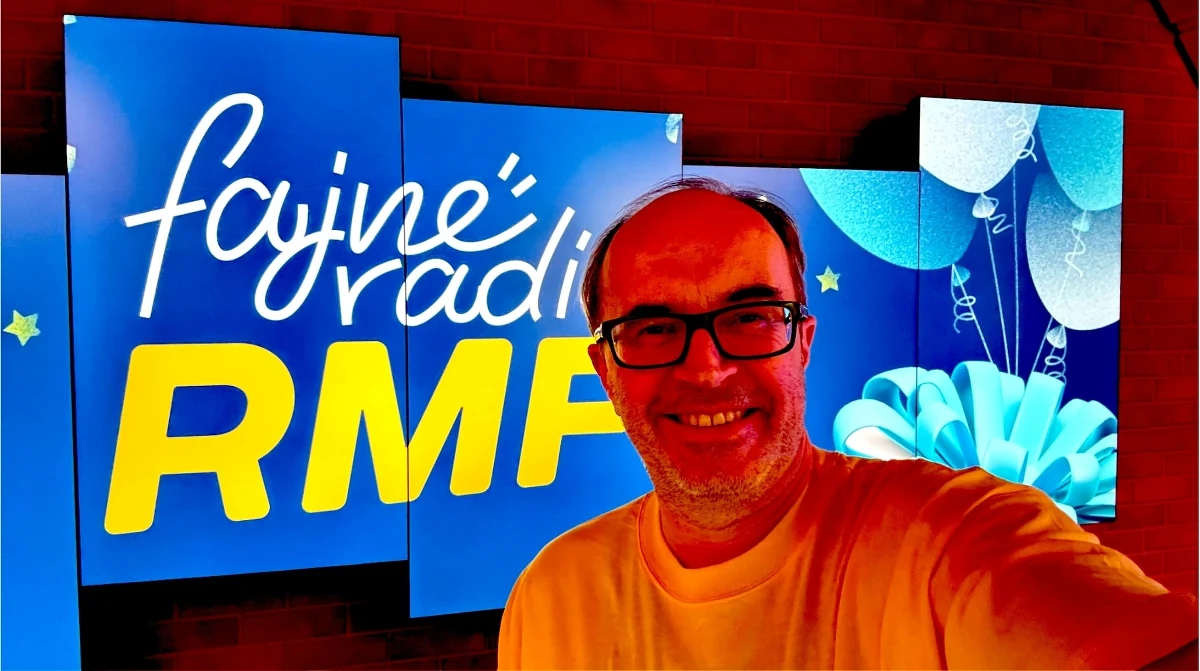Znany i popularny DJ i prezenter muzyczny, twórca i prowadzący najpopularniejsze listy przebojów w historii stacji,  prowadzący i współprowadzący dziesiątki programów, nauczyciel i mentor kilku pokoleń młodych radiowców, znawca i autorytet muzyczny, rozpoczął swoją radiową karierę w RMF FM dokładnie 35 lat temu, 22 września 1990 roku  w programie Metzoforte, prowadzonym wtedy wyjątkowo nie przez ówczesnego szefa muzycznego Piotra Metza, ale jego kolegę z redakcji muzycznej Tomasza Słonia.