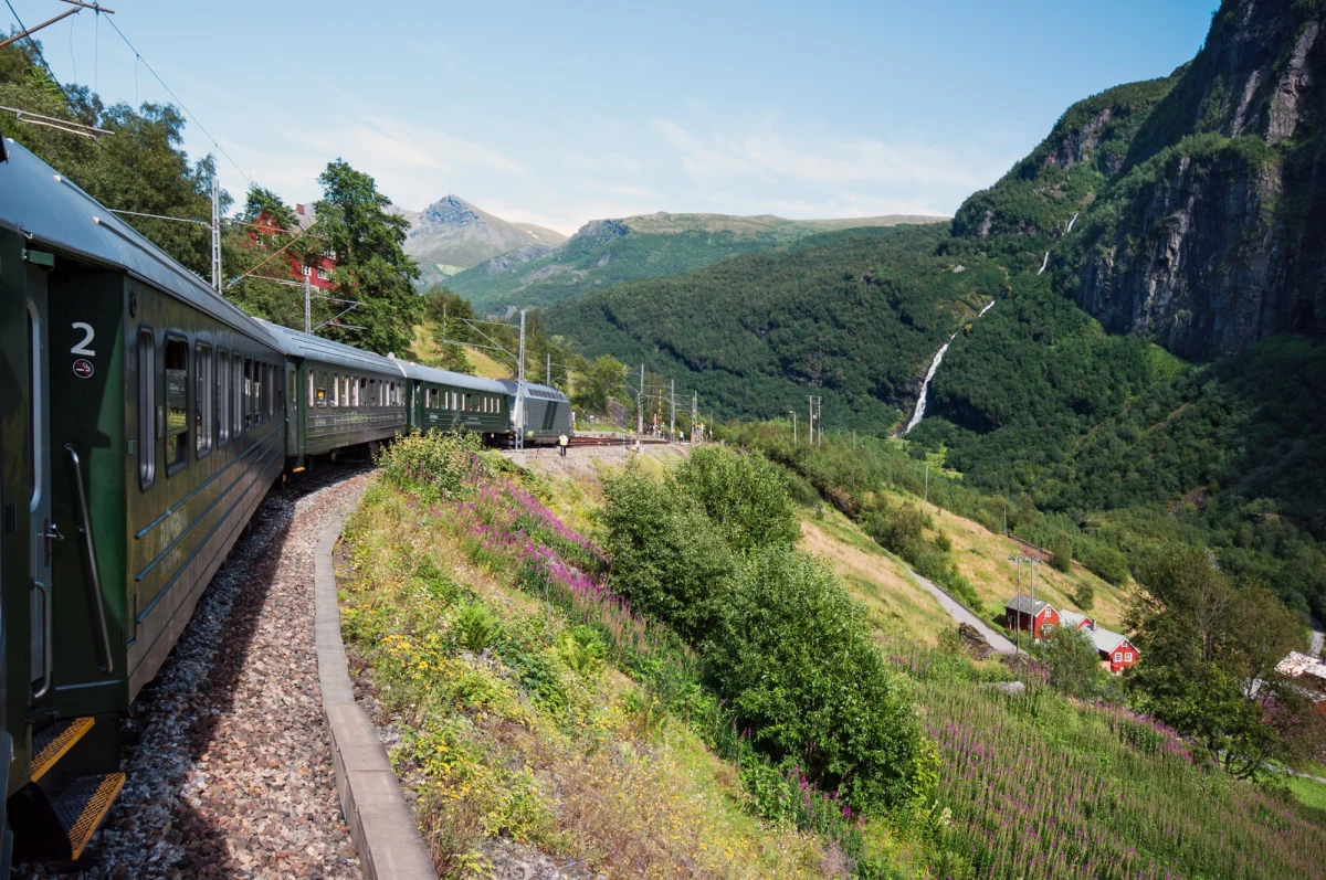 Podróż pociągiem z Oslo do Bergen to nie tylko wygodny sposób na pokonanie dystansu między dwoma największymi miastami Norwegii, ale przede wszystkim fascynująca przygoda, która na długo pozostaje w pamięci. Słynna linia kolejowa Bergensbanen, uznawana za jedną z najpiękniejszych tras kolejowych Europy, oferuje pasażerom widowiskowe krajobrazy, które zmieniają się niczym w kalejdoskopie – od gęstych lasów, przez majestatyczne góry, aż po malownicze fiordy.