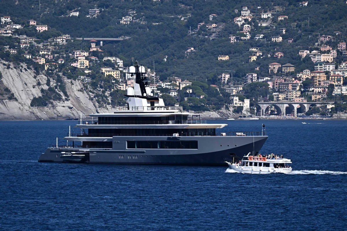 Barack i Michelle Obama spędzają urlop na włoskim wybrzeżu Ligurii. Były prezydent Stanów Zjednoczonych dołączył do żony na luksusowym jachcie Seven Seas, należącym do znanego reżysera Stevena Spielberga. Nie umknęło to uwadze fotoreporterów. Para korzysta z uroków włoskiej riwiery, odwiedzając najpiękniejsze zakątki regionu.