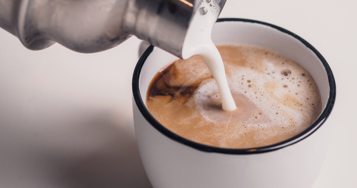 Alternatywa dla latte, która wspomaga ketozę. Dlaczego warto pić kawę z mleczkiem kokosowym?