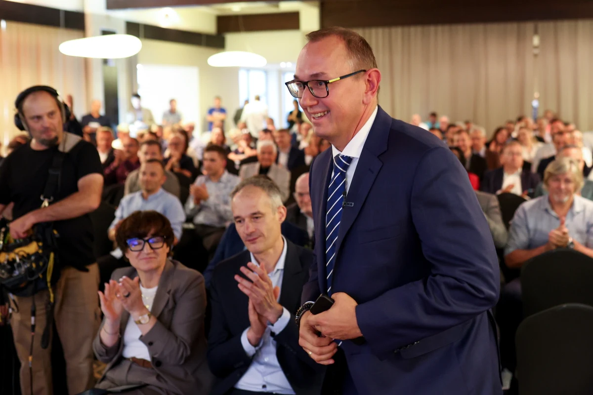 Krzysztof Woźniak został wybrany prezesem Polskiego Związku Hokeja na Lodzie podczas poniedziałkowego zjazdu w Zabrzu. Pokonał on jedynego kontrkandydata, którym był Tomasz Jaworski.