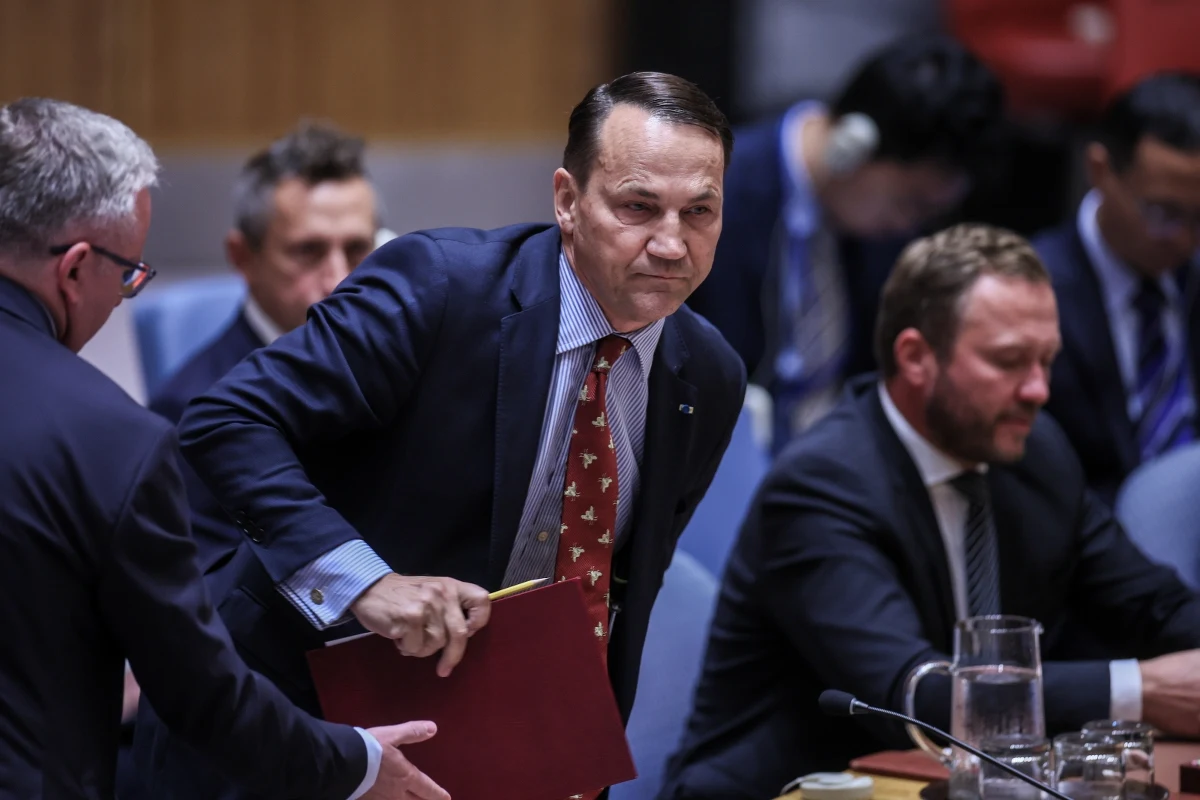 "Mam tylko jedną prośbę do rządu rosyjskiego: jeśli kolejny pocisk lub samolot wleci w naszą przestrzeń powietrzną bez pozwolenia, celowo lub przez pomyłkę, i zostanie zestrzelony, a wrak spadnie na terytorium NATO, proszę, nie przychodźcie tu się skarżyć. Zostaliście ostrzeżeni" - powiedział na nadzwyczajnym posiedzeniu Rady Bezpieczeństwa ONZ szef MSZ Radosław Sikorski, zwracając się do Rosji.