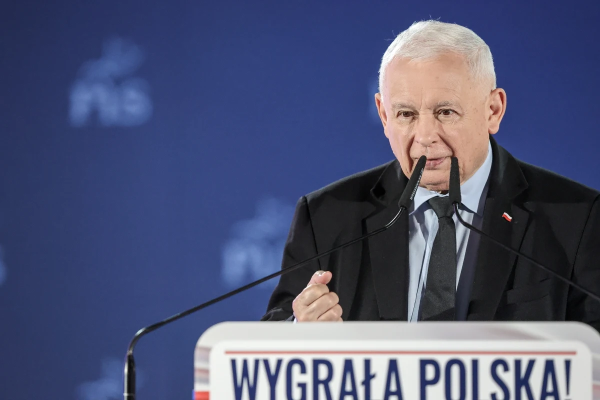 Prezes Prawa i Sprawiedliwości Jarosław Kaczyński stwierdził w Łodzi, że obecne konstytucja Polski "praktycznie nie obowiązuje". Mówił też o tym, że nowa powinna mieć odpowiednie zabezpieczenia i być znakiem, że "mamy już nową Polskę". 