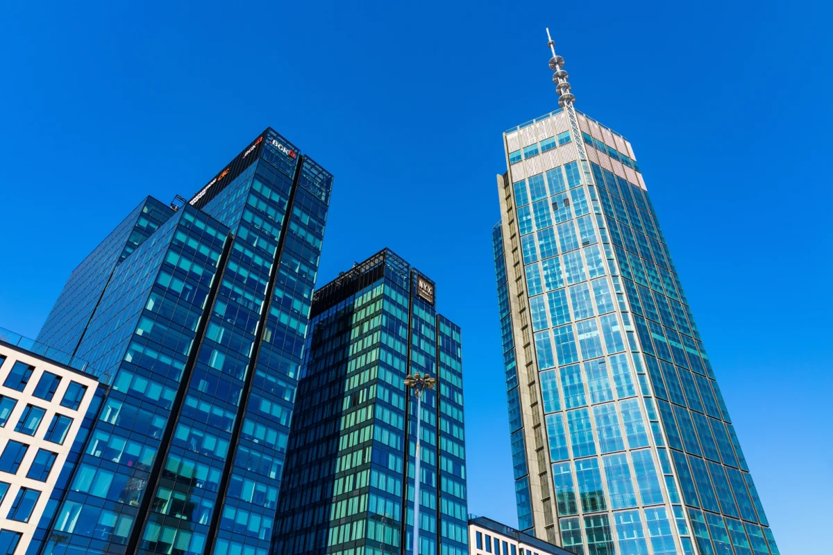 Groźny incydent w centrum Warszawy. Z 11. piętra wieżowca Varso Tower spadła szyba, roztrzaskując się tuż obok ogródka kawiarnianego. Na szczęście nikomu nic się nie stało. Trwa wyjaśnianie przyczyn zdarzenia.