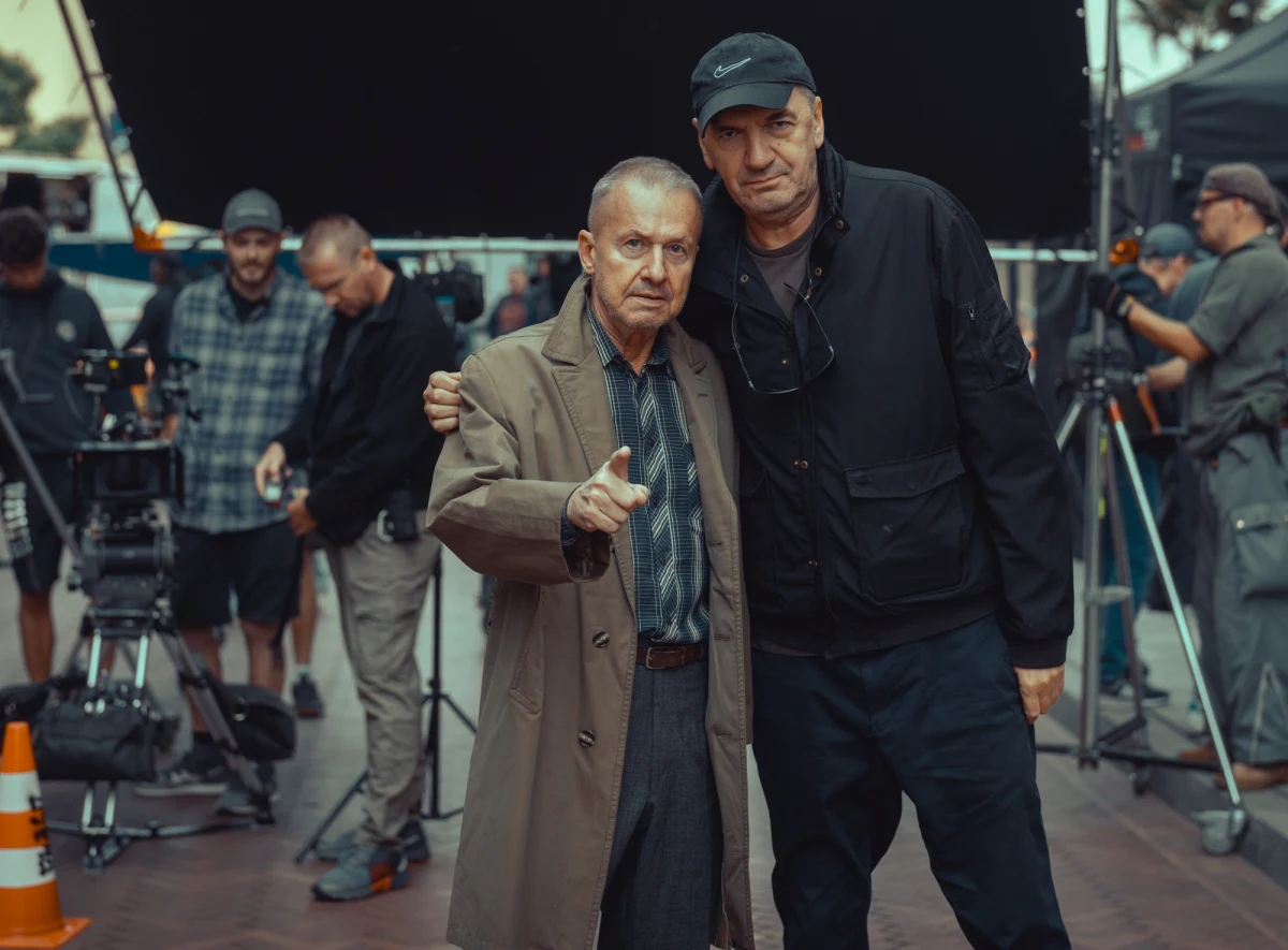 Wieczorem na Festiwalu Polskich Filmów Fabularnych w Gdyni odbędzie się uroczysta premiera filmu "Zamach na papieża" w reżyserii Władysława Pasikowskiego z Bogusławem Lindą w głównej roli. To ich dziesiąty wspólny film –  jak mówią, ostatni. Ale powstaje również serialowa wersja "Psów". "Nie zaprzeczam. Ale też nie potwierdzam, takiego użyję wybiegu. Niestety, nie mogę o tym mówić bez zgody Netflixa" – przekonuje w rozmowie z RMF FM reżyser. W jednym z odcinków specjalnych serialu Linda i Pasikowski znów połączą siły. 