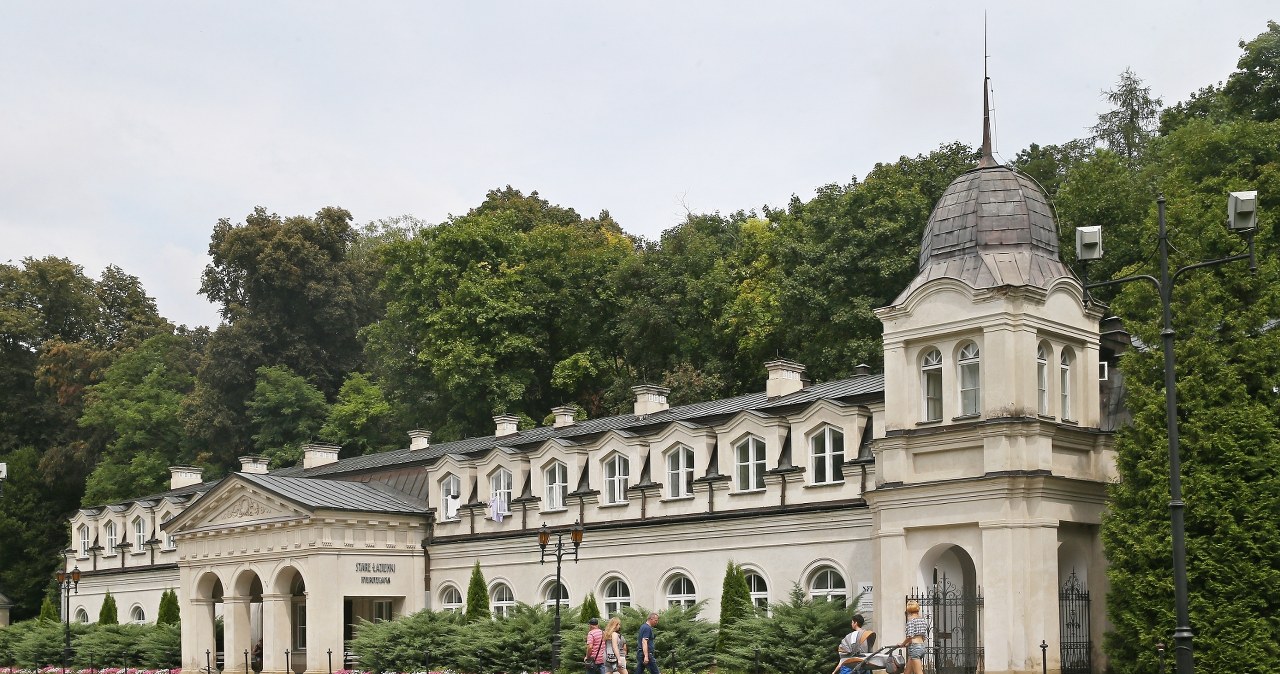 Seniorzy kochają to uzdrowisko. Jesienią park zdrojowy zachwyca