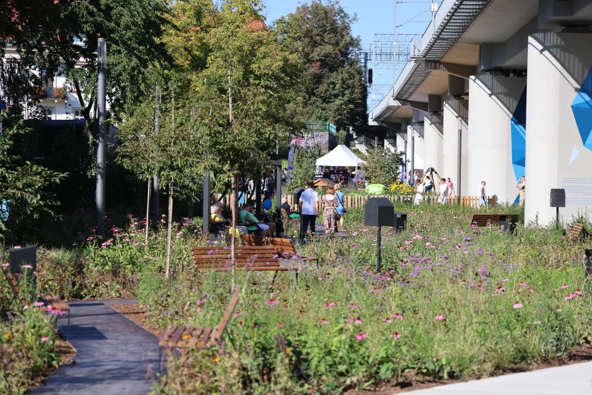 Mieszkańcy Krakowa i turyści mogą już korzystać z wyjątkowej przestrzeni rekreacyjnej – parku Kolejowego, który powstał pod estakadami kolejowymi w centrum miasta. To pierwsza taka inwestycja w Krakowie.