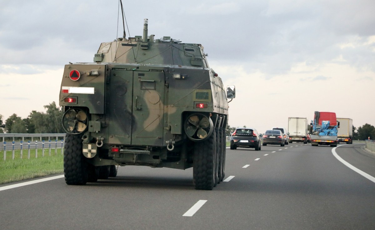 Uwaga kierowcy. Wojsko wyjeżdża na drogi. Czego absolutnie nie robić?