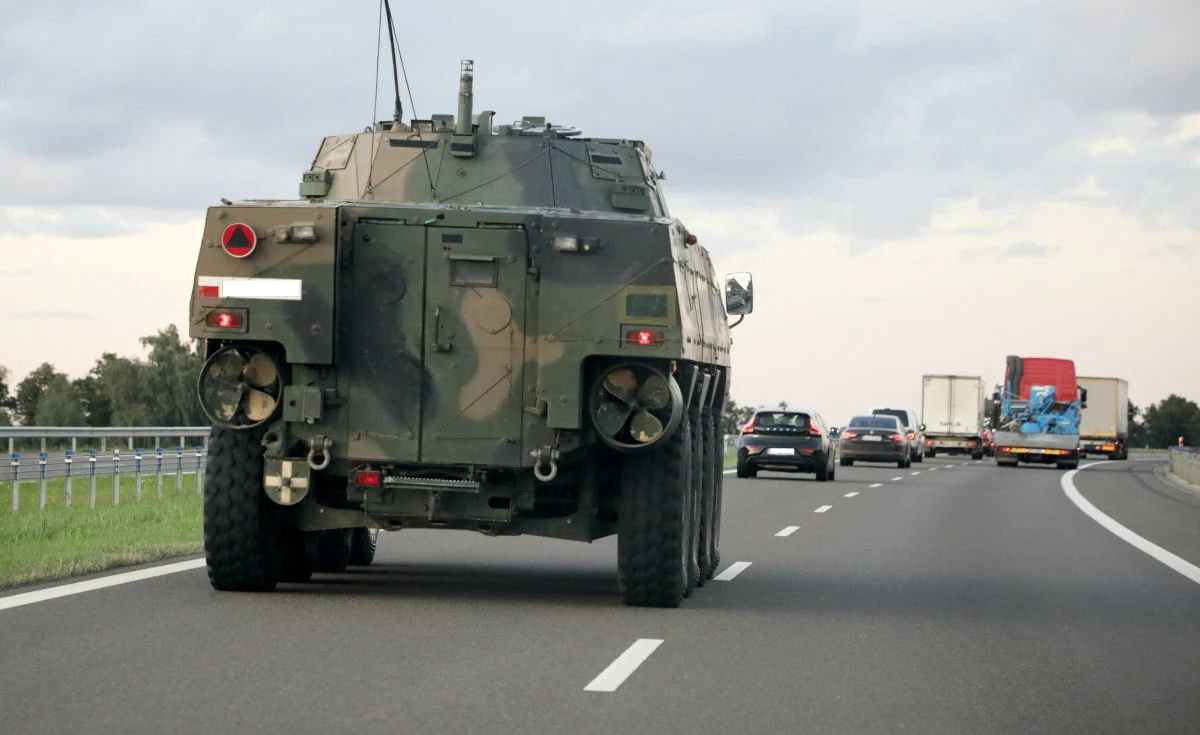 Od wtorku, 23 września, do pierwszej połowy października na drogach niemal całego kraju będzie panował wzmożony ruch pojazdów wojskowych. Poinformowało o tym w najnowszym komunikacie Dowództwo Generalne Rodzajów Sił Zbrojnych. To pokłosie powrotu żołnierzy z ćwiczeń odstraszających Żelazny Obrońca-25. Jak zachować się, widząc kolumnę? Czy można ją wyprzedzać? Czy można jechać między pojazdami? Czego absolutnie nie należy robić?
