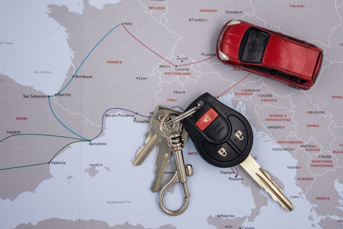 Podróż autem po Europie – co warto wiedzieć o ubezpieczeniach zagranicznych?