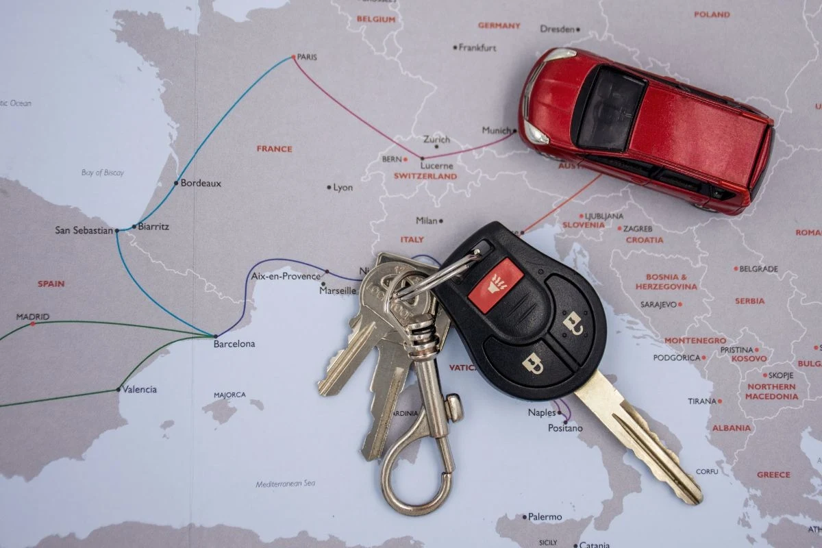 Podróżowanie własnym samochodem po Europie daje nieograniczoną swobodę – możesz zatrzymać się, gdzie chcesz, zmienić trasę w każdej chwili i zabrać tyle bagażu, ile zmieści się w bagażniku. Jednak zanim wyruszysz w trasę, musisz zadbać o odpowiednie zabezpieczenie finansowe. Ubezpieczenia zagraniczne dla kierowców to temat szerszy niż się wydaje, a ich brak może skutkować poważnymi konsekwencjami prawnymi i finansowymi.