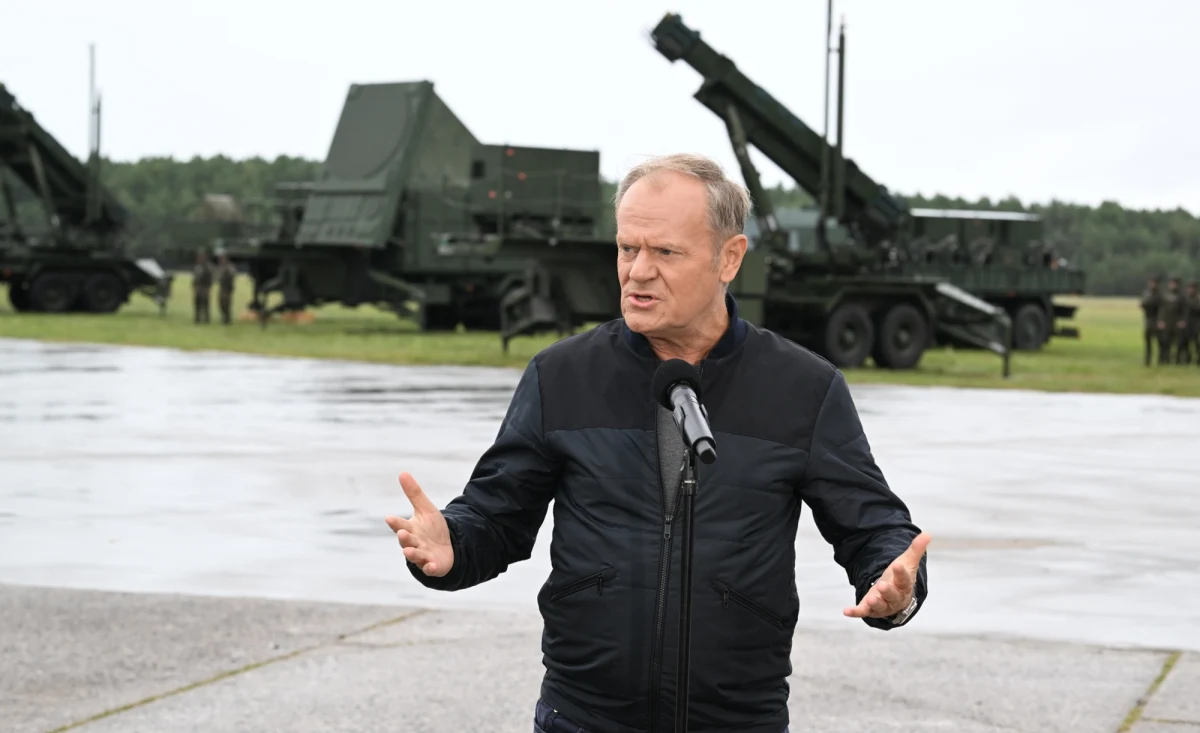 Polska jest gotowa do zdecydowanej reakcji na wszelkie naruszenia swojej przestrzeni powietrznej - zadeklarował we wtorek rano premier Donald Tusk. Szef rządu podkreślił, że w takiej sytuacji oczekuje jednoznacznego wsparcia ze strony sojuszników. W ostatnich dniach temat bezpieczeństwa powietrznego stał się jednym z głównych wątków w polskiej polityce.