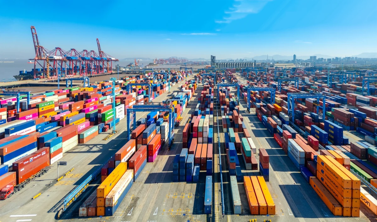 Z Chin wyruszył pierwszy kontenerowiec na trasie ekspresowej do Europy - podał we wtorek portal Yicai Global. Szlak wiedzie przez Przejście Północno-Wschodnie w Arktyce i skraca czas transportu o ponad połowę w stosunku do tradycyjnych tras. Dodatkową zaletą jest ominięcie regionów zagrożonych piractwem i niestabilnych politycznie.