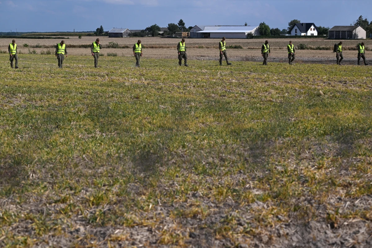 150 żołnierzy poszukuje na Lubelszczyźnie szczątków pocisków użytych dwa tygodnie temu przez lotnictwo do zestrzelenia dronów, które naruszyły polską przestrzeń powietrzną - dowiedział się reporter RMF FM Krzysztof Zasada. Decyzję o ich wysłaniu żołnierzy podjął Dowódca Operacyjny Rodzajów Sił Zbrojnych.