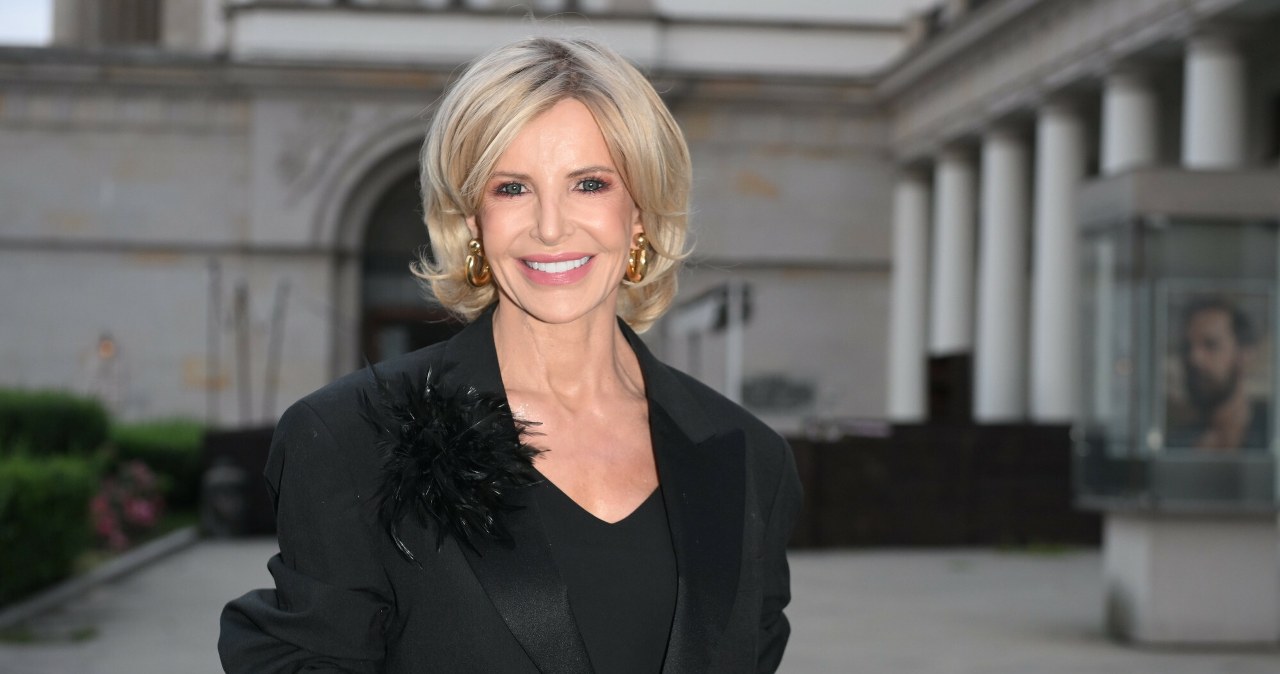 Wyszła i skupiła wzrok zebranych na dekolcie. Gwiazda zachwyca w operze