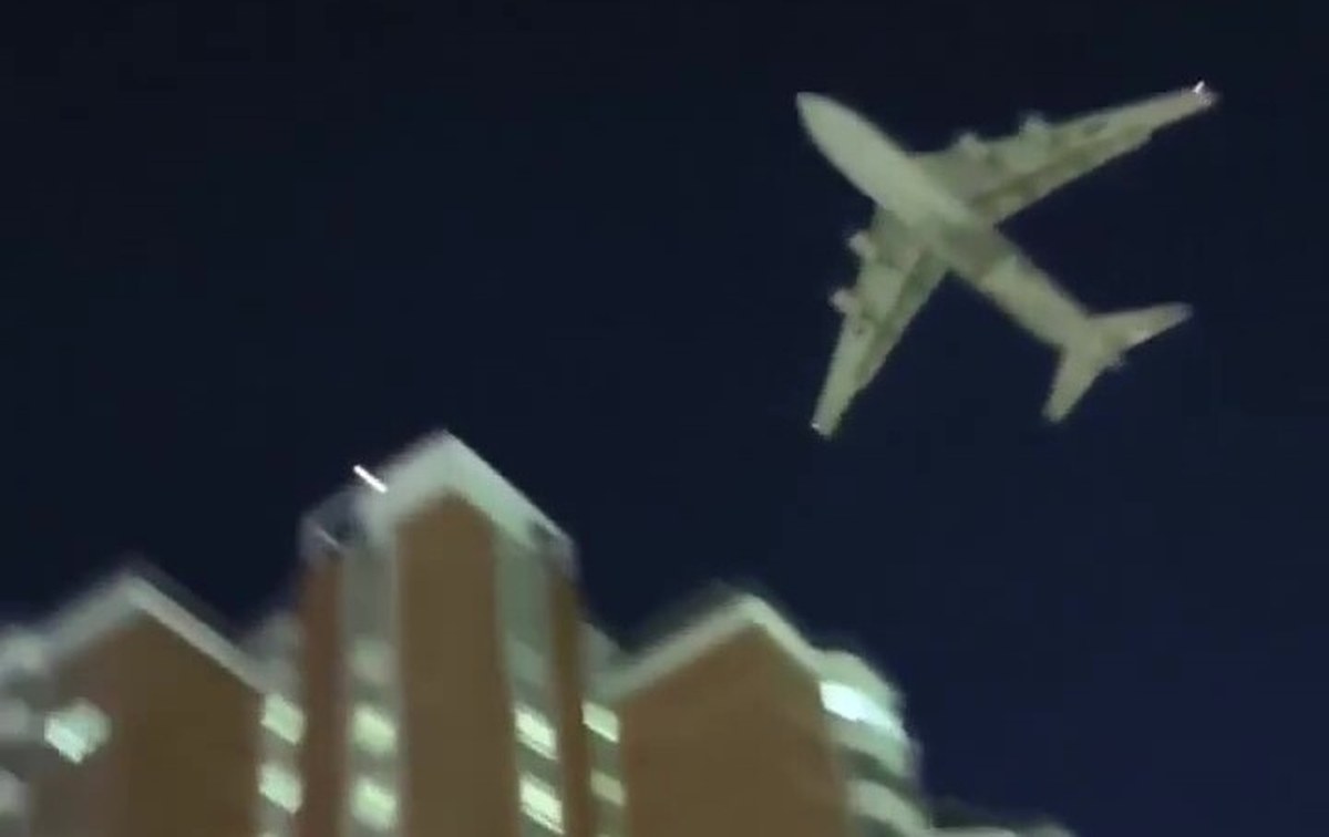 An-124 przeleciał tuż nad budynkami. Niesamowite nagrania