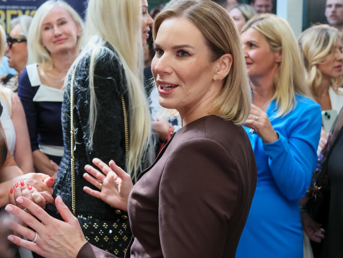 Marta Nawrocka spotkała się z Polkami mieszkającymi w Nowym Jorku. Nie brakowało wzruszeń, kwiatów i ciepłych słów. "Jesteście bardzo odważne, że rozwijacie swoje pasje i biznesy właśnie tutaj, daleko od Polski, ale z Polską w sercu" - mówiła pierwsza dama.