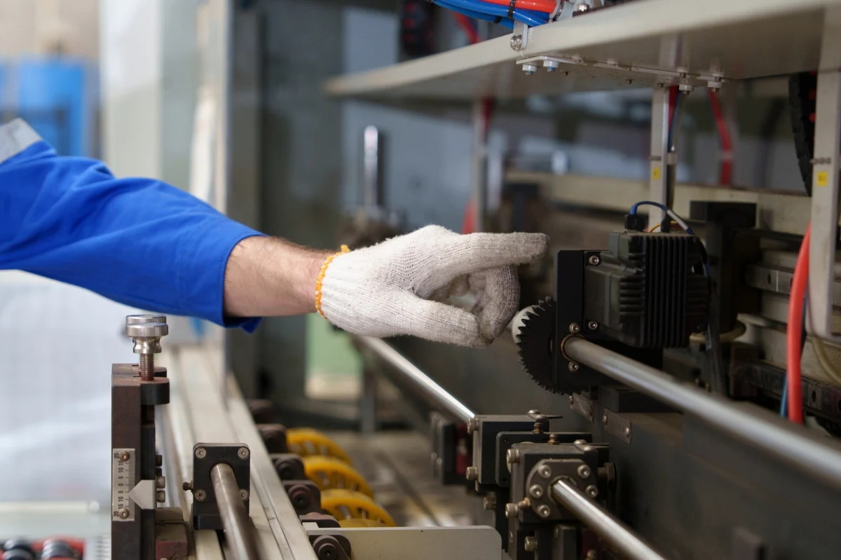 Grupa Apator ogłosiła zamiar likwidacji swojej spółki zależnej FAP Pafal w Świdnicy (Dolnośląskie). Decyzja ta kończy ponad 120-letnią historię zakładu, który przez dekady był jednym z filarów lokalnego przemysłu i ważnym pracodawcą w regionie. Zarząd Apatora tłumaczy, że utrzymywanie produkcji tradycyjnych urządzeń pomiarowych i liczników energii elektrycznej stało się ekonomicznie nieuzasadnione. Co dalej z pracownikami i jak wygląda przyszłość świdnickiego zakładu?