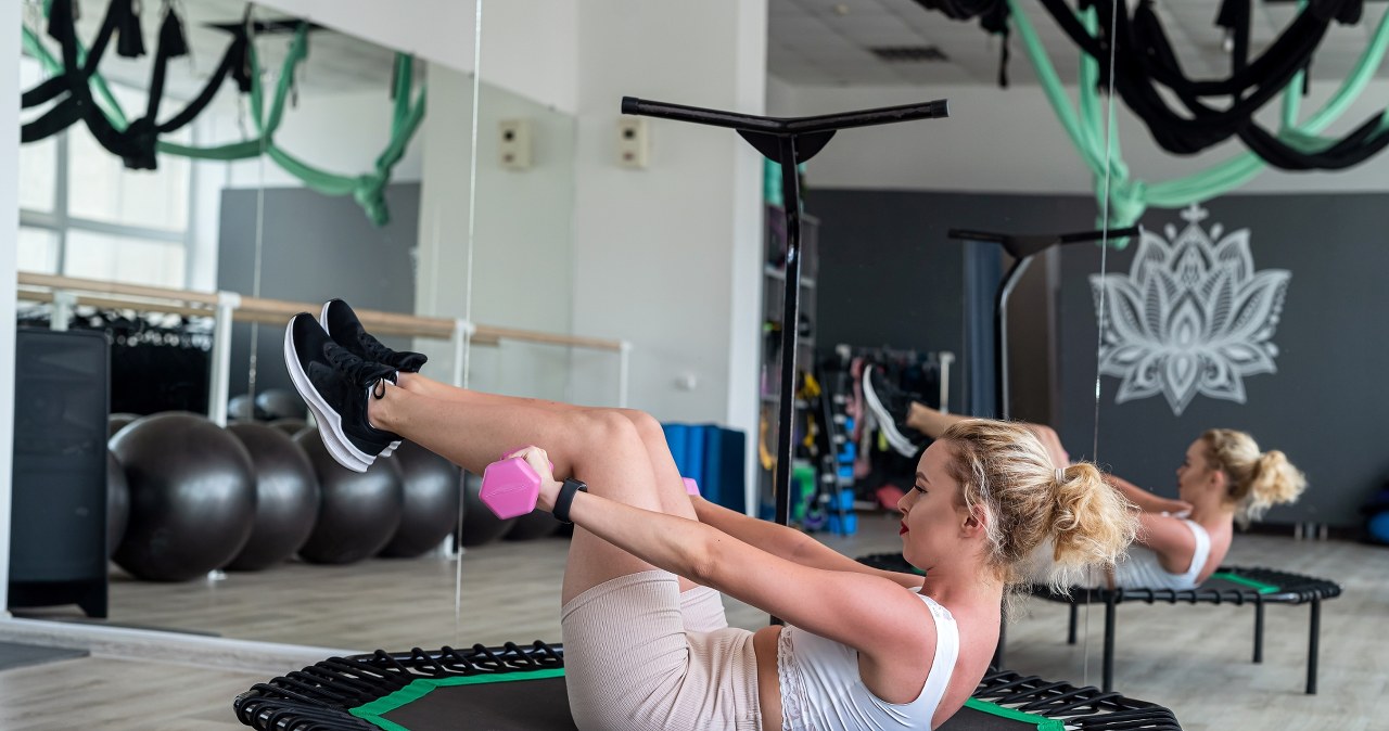 Trening, który spala 800 kcal w godzinę i nie obciąża stawów. Jumping fitness to więcej niż skoki