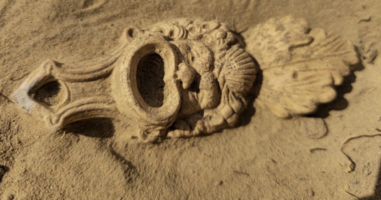 Skarb na cmentarzu. 1900-letnia rzymska lampa w kształcie maski