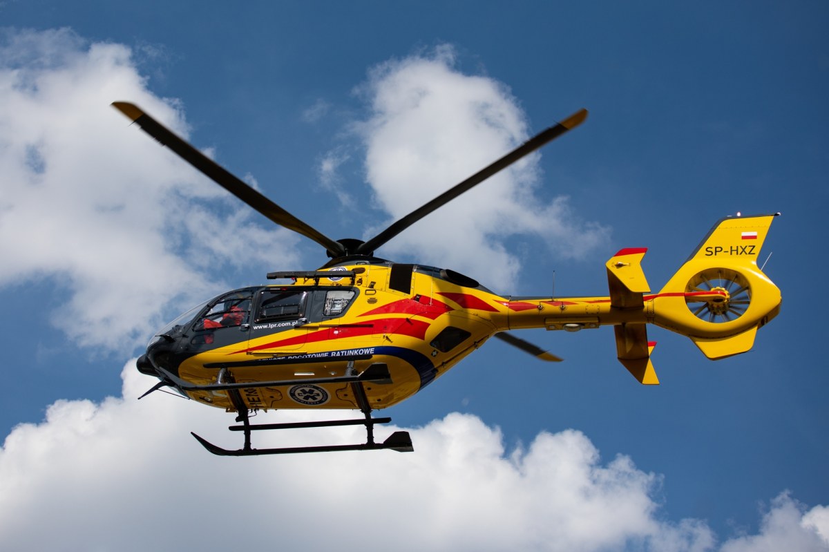 Półtoraroczne dziecko wypadło z pierwszego piętra. Wezwano LPR