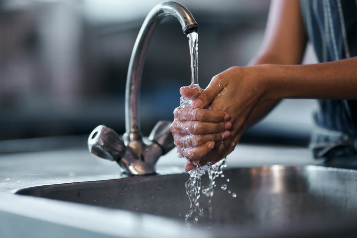 Przekroczone normy bakterii wykryto w ciepłej wodzie w części budynku Centrum Zdrowia Dziecka w Warszawie - potwierdził reporter RMF FM Michał Dobrołowicz. W związku z tym wypisani zostali wszyscy mali pacjenci Kliniki Rehabilitacji. 