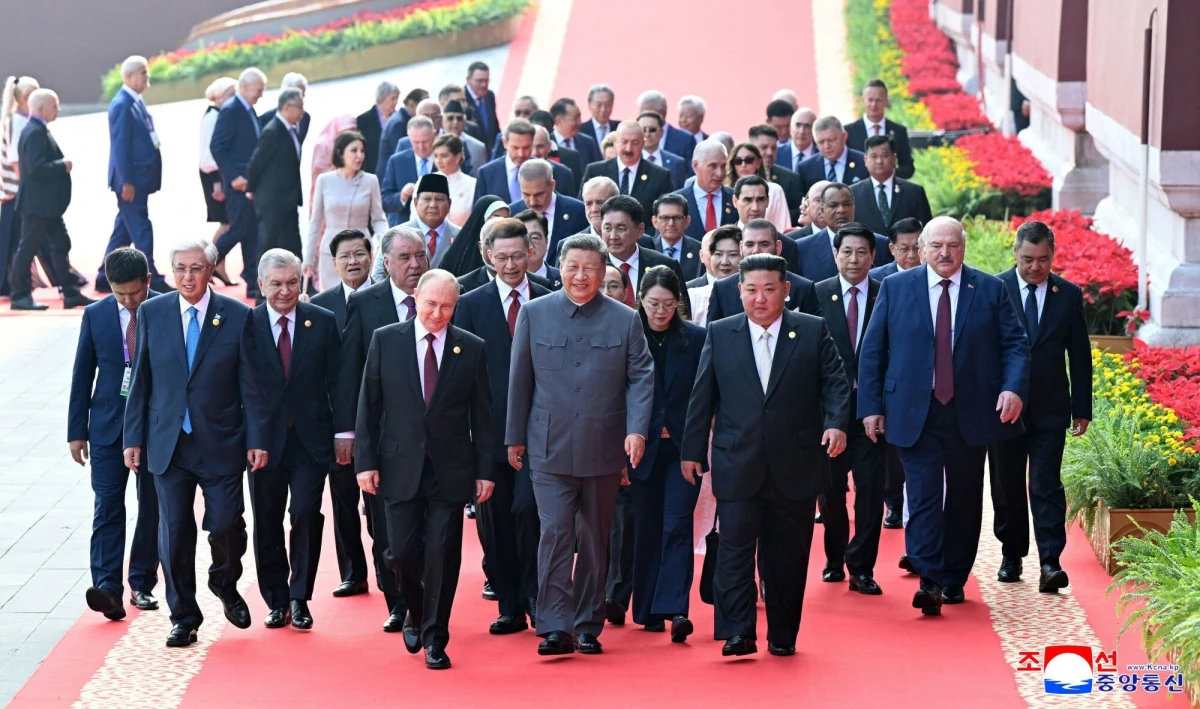 Według analizy CNN, rok 2026 może okazać się jednym z najważniejszych w najnowszej historii świata. Trwające konflikty w Ukrainie i Strefie Gazy, rosnące napięcia wokół Tajwanu oraz zacieśniający się sojusz Chin, Rosji, Iranu i Korei Północnej (CRINK) mogą przesądzić o przyszłości globalnego bezpieczeństwa i pozycji Stanów Zjednoczonych.