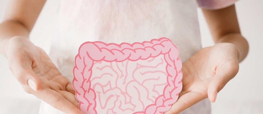 Boli cię brzuch? Masz zaparcia, biegunki, które nie mijają lub nawracają? Idź do lekarza. Nie ignoruj zaproszeń na przesiewową kolonoskopię, nawet jeśli nie odczuwasz żadnych dolegliwości. „Na takie badanie zgłasza się zaledwie kilkanaście procent zaproszonych pacjentów” – alarmuje dr Dawid Szkudłapski, kierujący Oddziałem Gastroenterologii w Wojewódzkim Szpitalu Specjalistycznym nr 5 im. św. Barbary w Sosnowcu oraz konsultant wojewódzki w dziedzinie gastroenterologii.