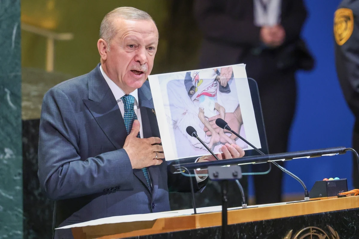 ​Prezydent Turcji Recep Tayyip Erdogan w trakcie debaty generalnej 80. sesji Zgromadzenia Ogólnego ONZ stanowczo skrytykował postawę Izraela w konflikcie z Palestyną. "To, co dzieje się w Strefie Gazy, ciężko nazwać wojną. To ludobójstwo, masowa eksterminacja" - oświadczył. 