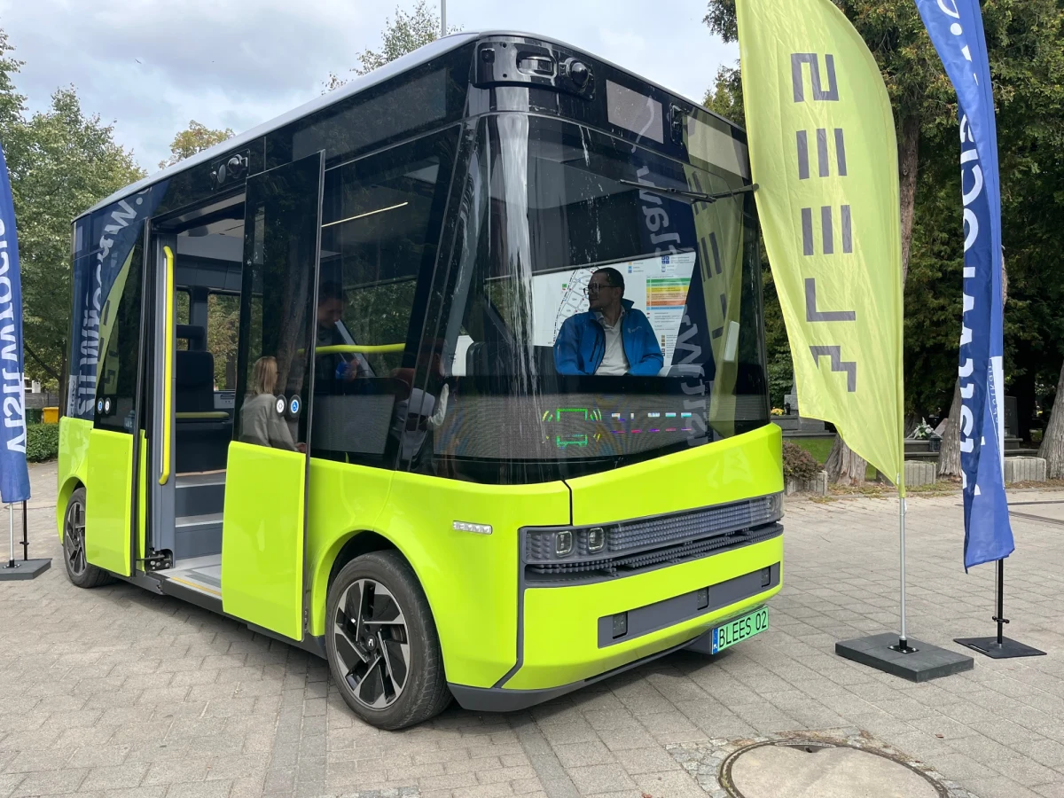 ​Jest szansa, że Wrocław jako pierwsze miasto w Polsce będzie korzystało z autonomicznych minibusów na nekropoliach. To rozwiązanie dla osób starszych i ze specjalnymi potrzebami, które odwiedzają groby bliskich. Zanim taka decyzja jednak zapadnie, potrzebne są jazdy testowe. Te właśnie się rozpoczęły na Cmentarzu Osobowickim.
