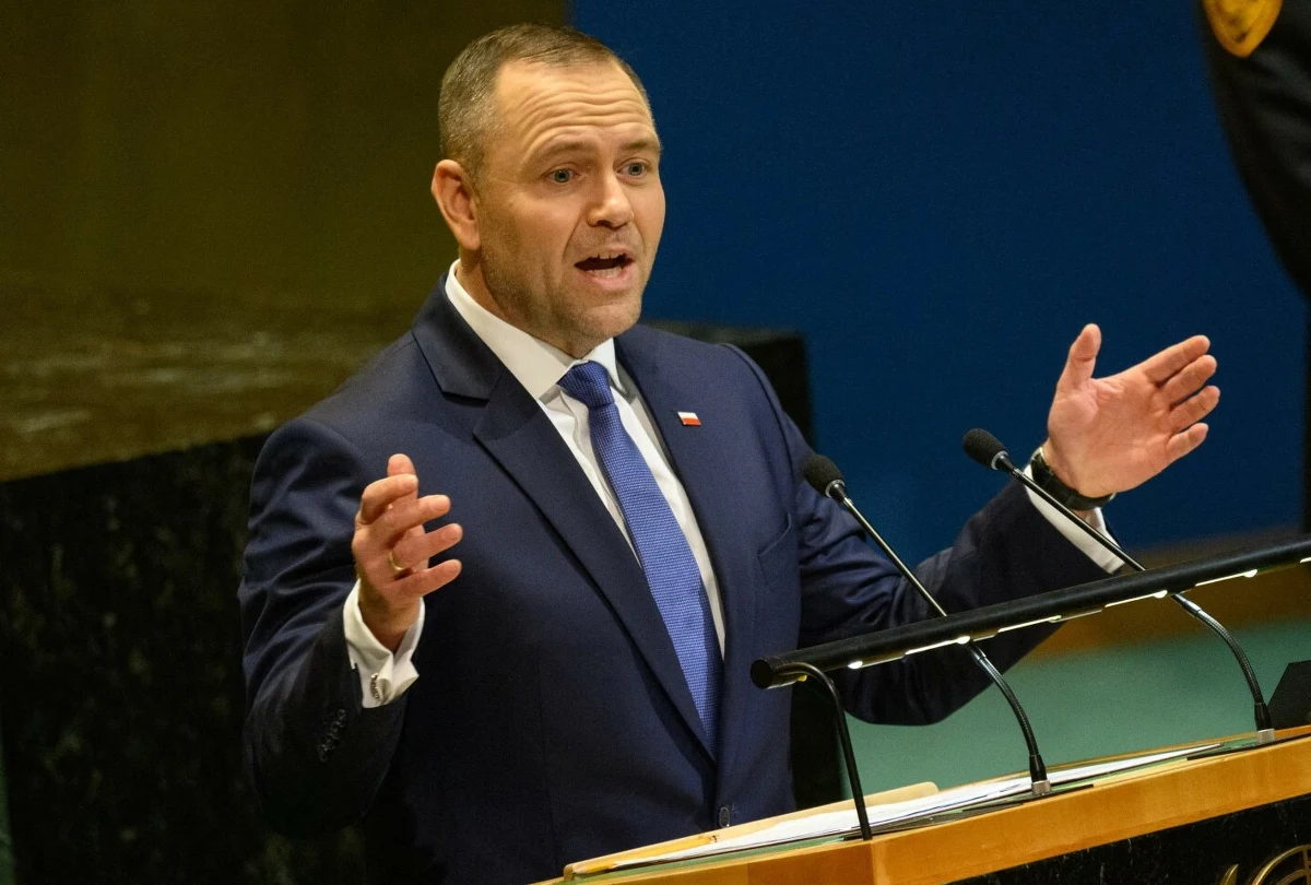 Karol Nawrocki wygłosił przemówienie podczas debaty generalnej 80. sesji Zgromadzenia Ogólnego ONZ. Prezydent uderzył w Rosję i podkreślił, że zgadza się z prezydentem USA Donaldem Trumpem, iż Europa popełnia błędy. "Pogrążyła się w ideologicznym szale, który doprowadził do złych decyzji w zakresie migracji. Do zielonego szaleństwa i Zielonego Ładu, który niszczy rynki gospodarcze, ekonomiczne i także rynki rolne" - mówił prezydent.