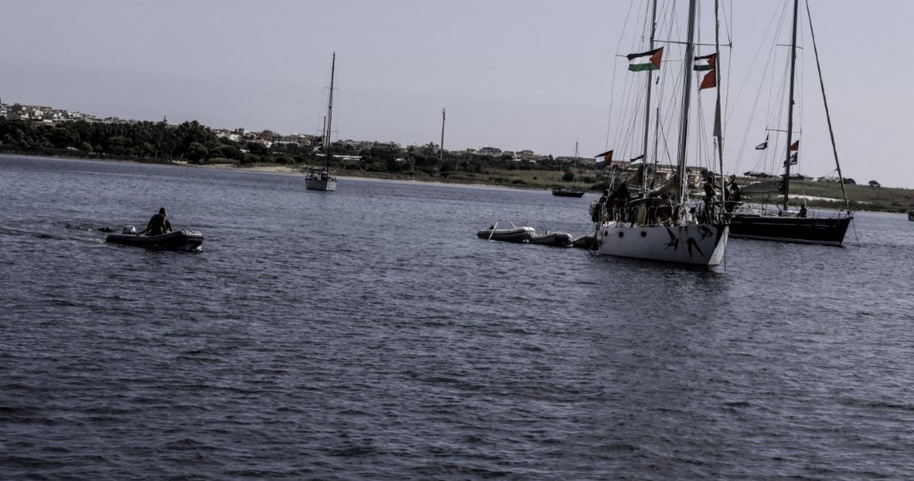 Płyną z pomocą do Strefy Gazy, alarmują o ataku dronów. Wśród nich Polacy