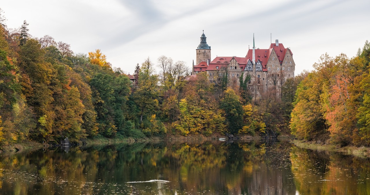 Ten zamek wygląda jesienią niczym z bajki. Koniecznie odwiedź, jak będziesz w okolicy