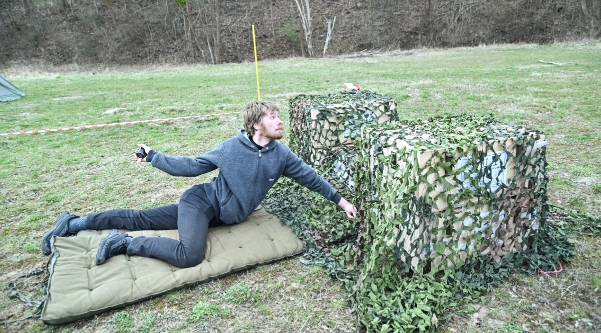 Zapowiadane na początku marca w Sejmie słowa premiera, dotyczące wprowadzenia powszechnych szkoleń wojskowych, wciąż nie nabrały kształtu. Po upływie prawie siedmiu miesięcy zapowiedź przedstawienia w ciągu kilku tygodni modelu szkolenia wojskowego dla wszystkich chętnych wciąż znajduje się w tym samym punkcie - rząd nadal potrzebuje na to kilku tygodni.