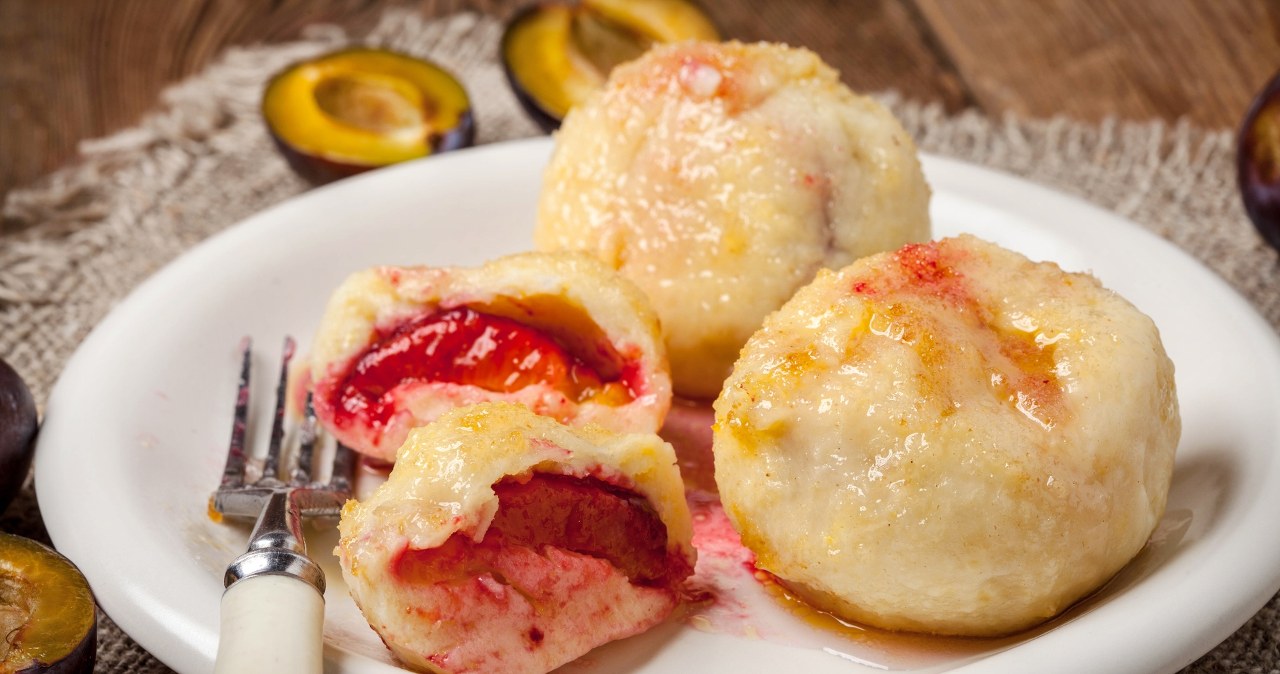 Babcia od 50 lat robi te knedle śliwkowe. Wszyscy jedzą, aż im się uszy trzęsą