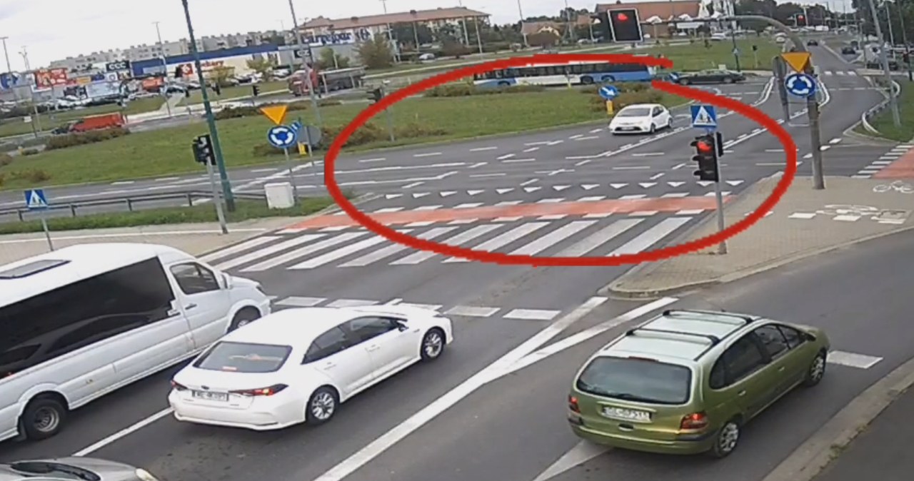 Pod prąd na rondzie w Legnicy. Policjanci okazali się łaskawi dla kierującej