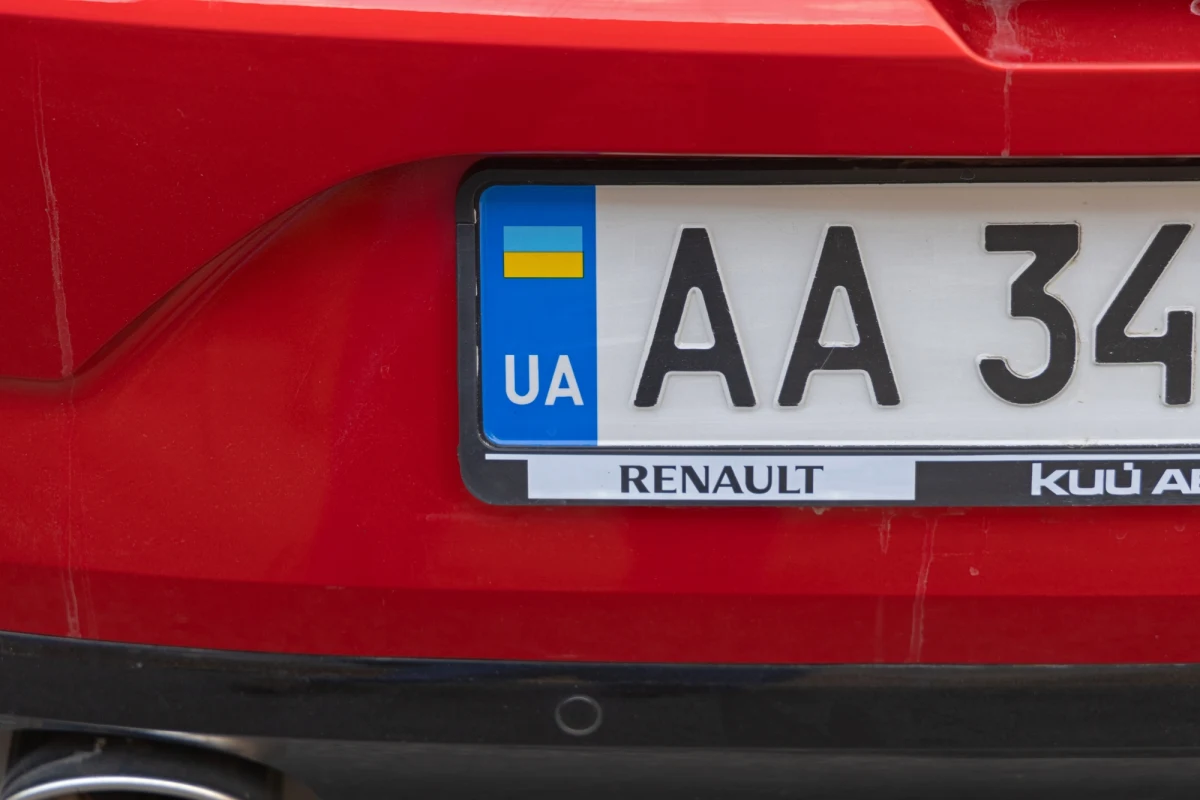 Od początku wojny w Ukrainie na polskich drogach pojawiły się dziesiątki tysięcy samochodów z zagranicznymi tablicami rejestracyjnymi. Najwięcej z nich pochodzi z Ukrainy, ale nie brakuje również pojazdów z Białorusi czy innych krajów spoza Unii Europejskiej. Przez lata auta te korzystały z licznych przywilejów – nie musiały przechodzić polskich badań technicznych, a ich właściciele nie byli zobowiązani do rejestracji pojazdu w Polsce, nawet jeśli samochód przebywał tu przez dłuższy czas. Teraz jednak Ministerstwo Infrastruktury planuje wprowadzenie istotnych zmian.