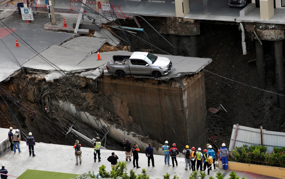 Na jednej z ulic w centrum Bangkoku powstało gigantyczne zapadlisko o głębokości około 50 metrów. Służby podjęły decyzję o ewakuacji okolicznych budynków. Zdjęcia i nagrania z miejsca zdarzenia robią niesamowite wrażenie.