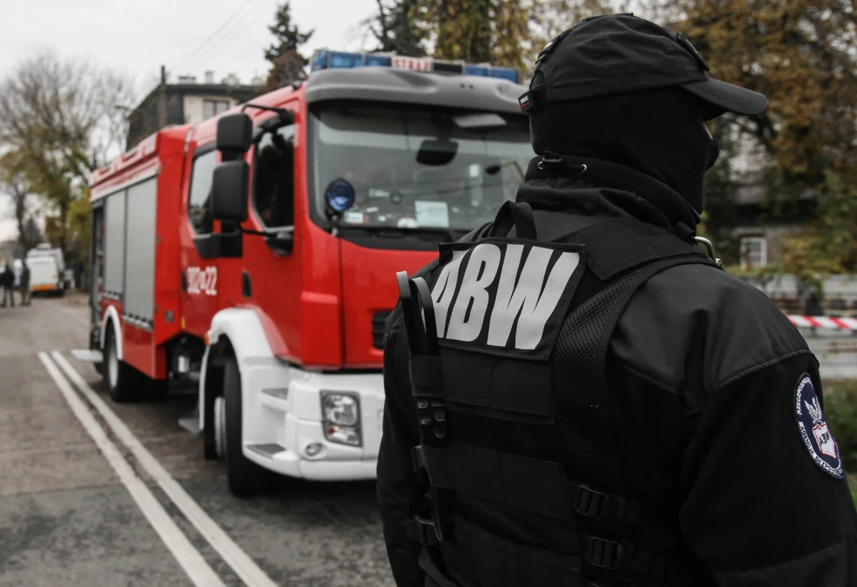 Broń i materiały wybuchowe znaleziono w Olsztynie - dowiedzieli się reporterzy RMF FM, Piotr Bułakowski i Krzysztof Zasada. Na miejscu są funkcjonariusze Agencji Bezpieczeństwa Wewnętrznego. Rzecznik koordynatora służb specjalnych Jacek Dobrzyński poinformował, że w związku z tą sprawą zatrzymano 19-latka. To czwarta osoba, która wpadła w ręce agentów ABW w śledztwie, o którym jako pierwsi informowaliśmy w RMF FM w czerwcu tego roku.